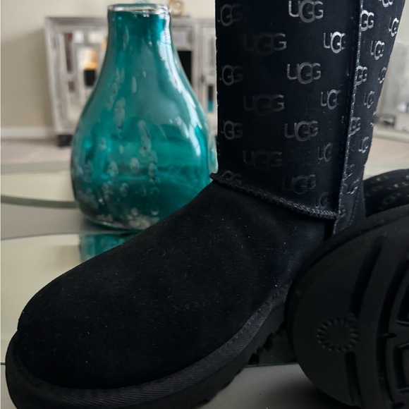 SOLD ⭐️New Size 8 Embossed Black Uggs - Picture 3 of 5